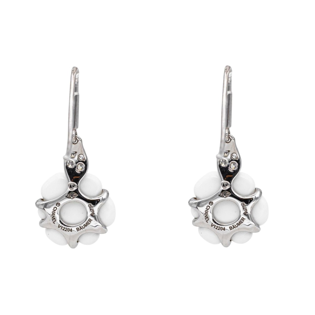 Boucles d'oreilles Dormeuses CHANEL "Camélia" en or blanc, agates et diamants - Castafiore