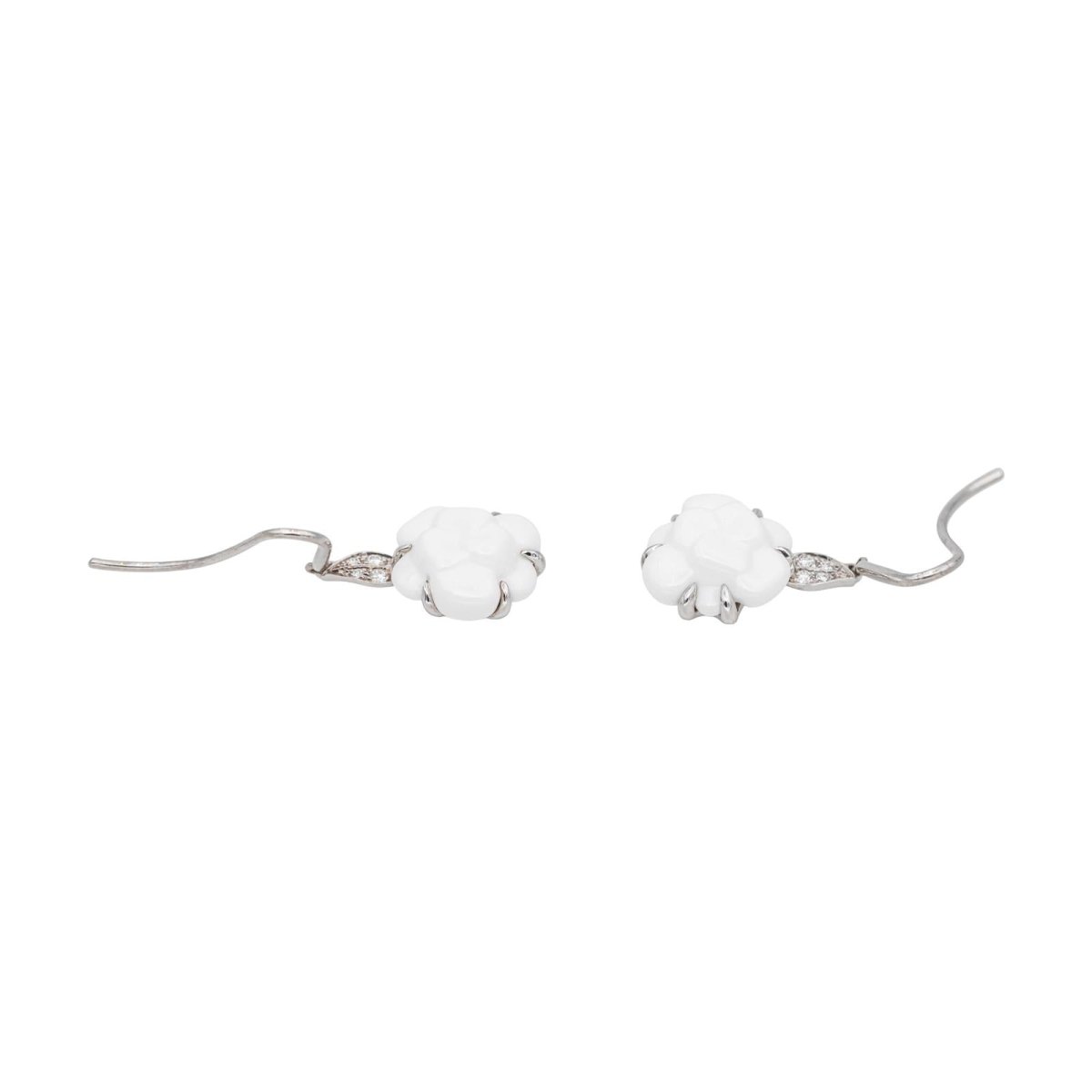 Boucles d'oreilles Dormeuses CHANEL "Camélia" en or blanc, agates et diamants - Castafiore