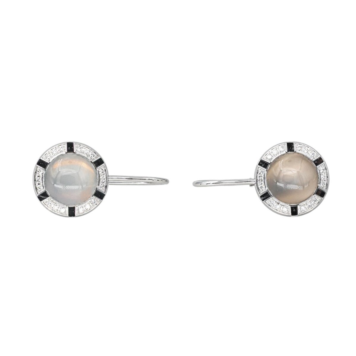 Boucles d'oreilles Dormeuses CHAUMET "Class One Croisière" en or blanc, pierres de lune et diamants - Castafiore