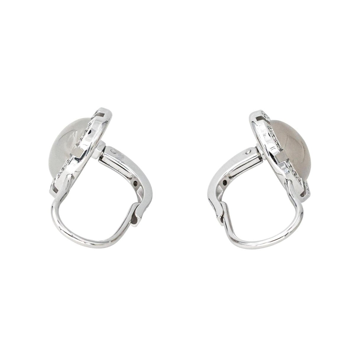 Boucles d'oreilles Dormeuses CHAUMET "Class One Croisière" en or blanc, pierres de lune et diamants - Castafiore