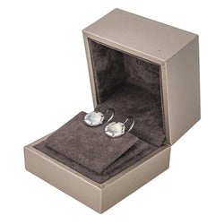 Boucles d'oreilles Dormeuses CHAUMET "Class One Croisière" en or blanc, pierres de lune et diamants - Castafiore