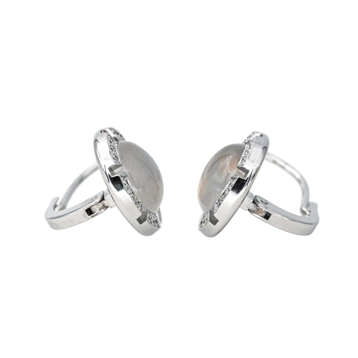 Boucles d'oreilles Dormeuses CHAUMET "Class One Croisière" en or blanc, pierres de lune et diamants - Castafiore