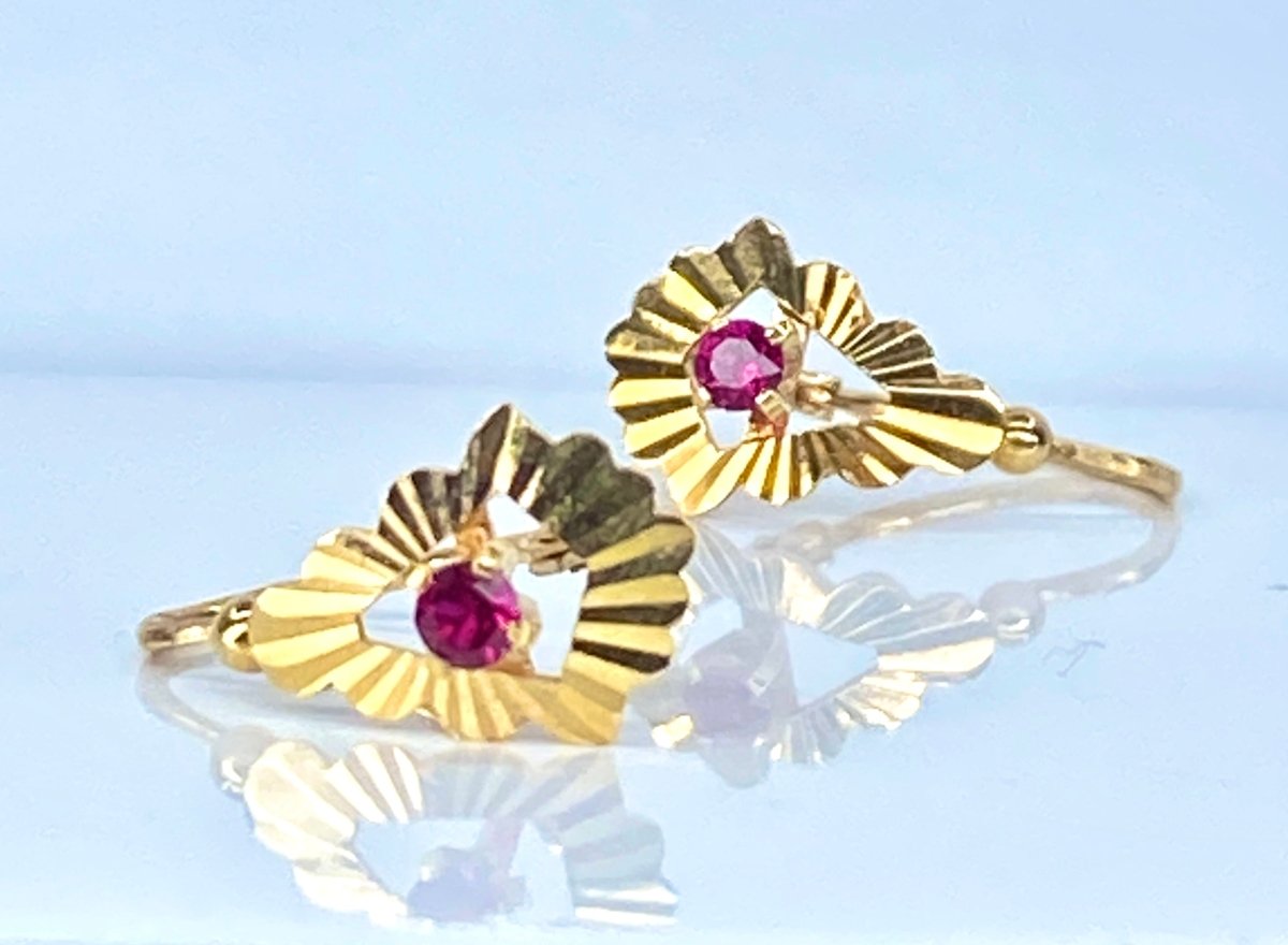 Boucles d’oreilles dormeuses en jaune 18 carats, pierre rouge - Castafiore