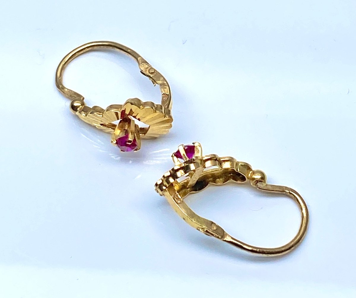 Boucles d’oreilles dormeuses en jaune 18 carats, pierre rouge - Castafiore