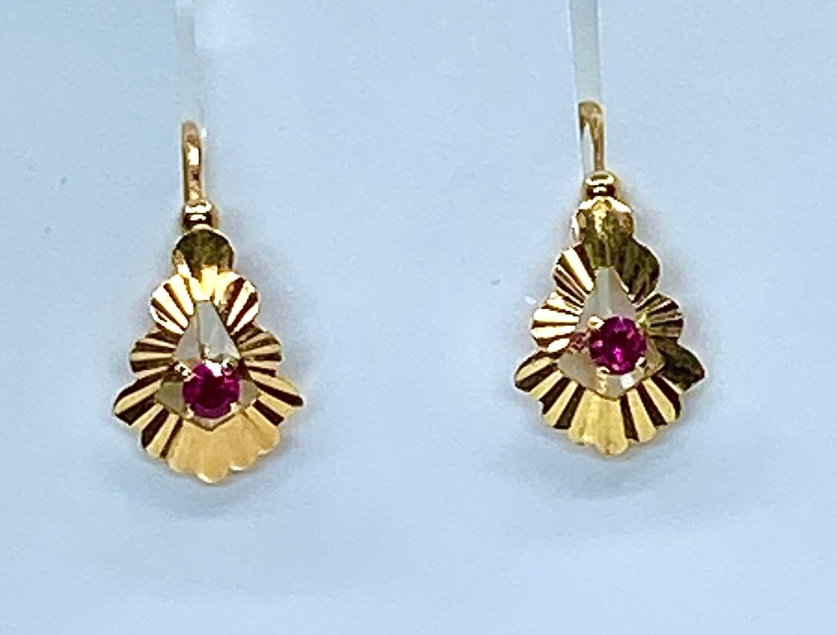 Boucles d’oreilles dormeuses en jaune 18 carats, pierre rouge - Castafiore