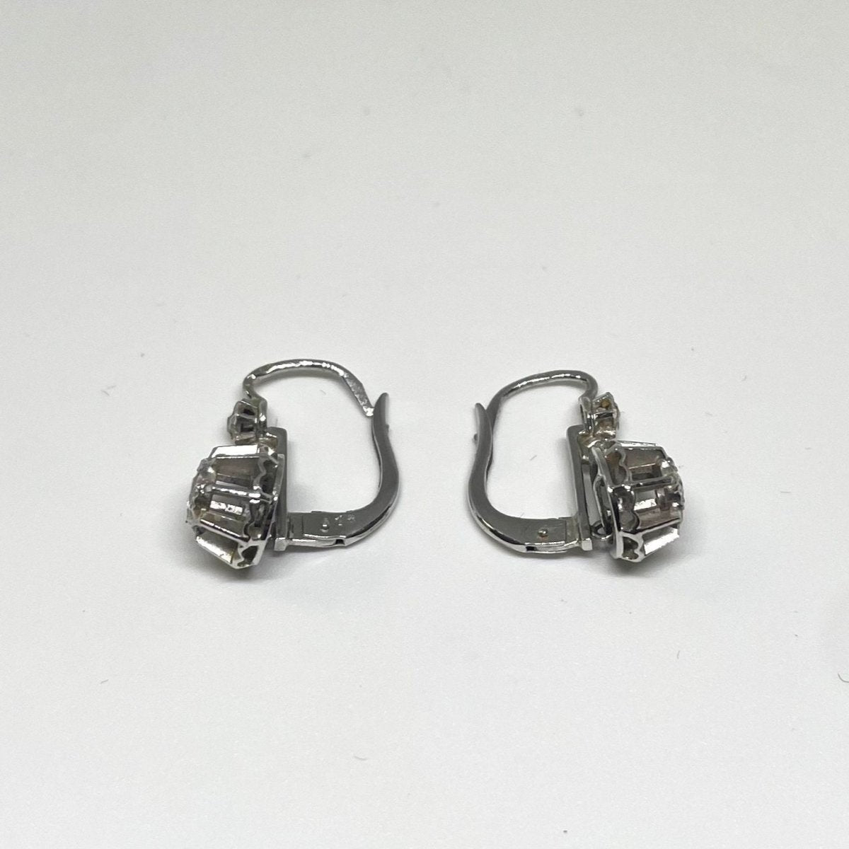 Boucles d’oreilles dormeuses en or blanc et diamants - Castafiore