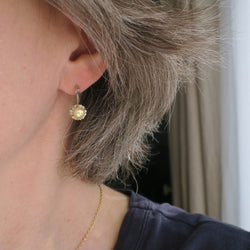 Boucles d'oreilles Dormeuses en or blanc et perles - Castafiore
