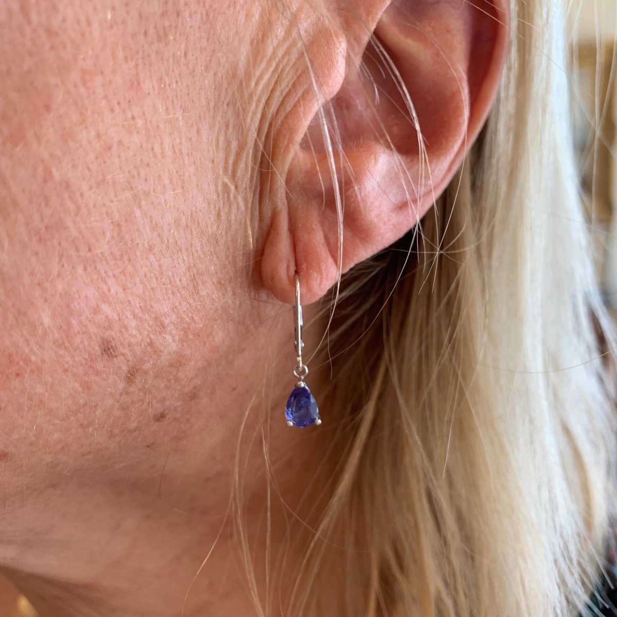 Boucles d'oreilles Dormeuses en or blanc et tanzanites - Castafiore