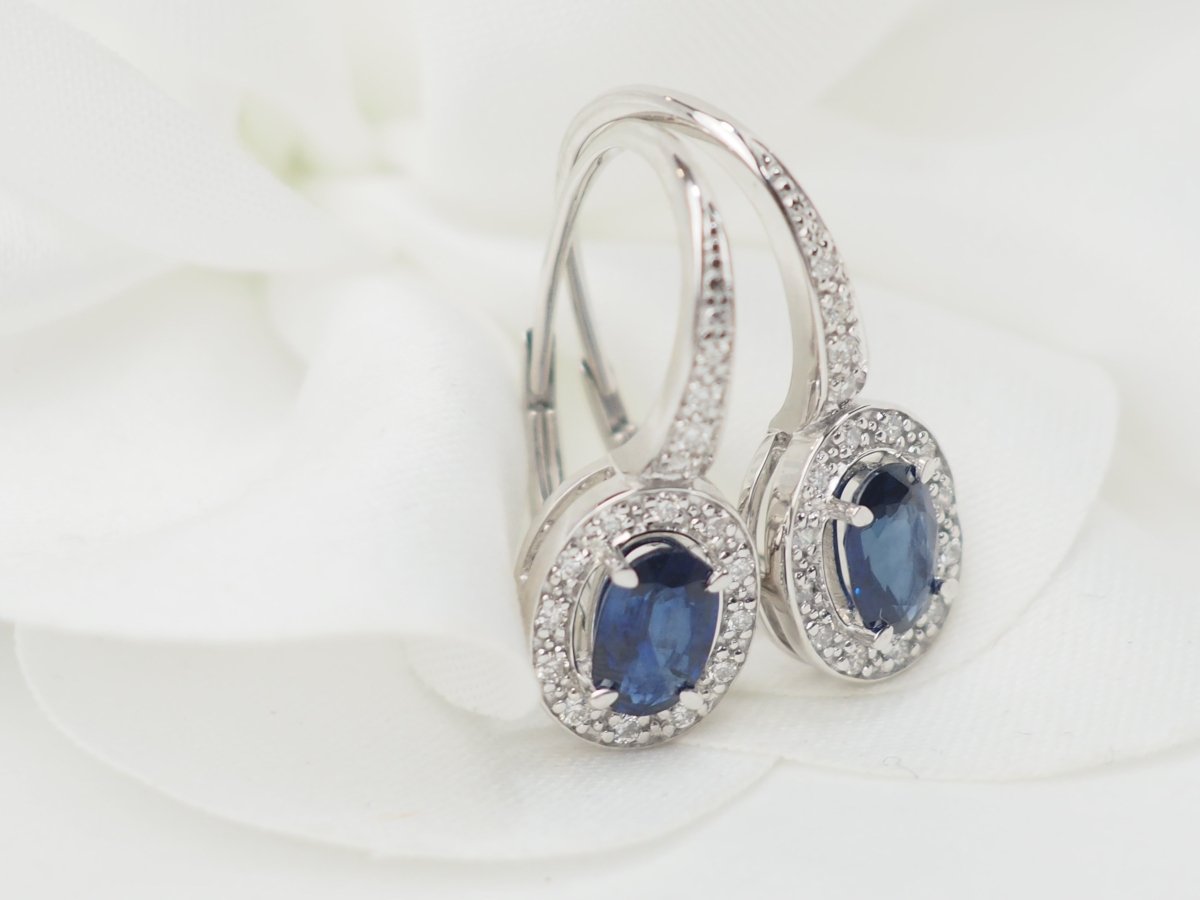 Boucles d'oreilles dormeuses en or blanc, saphir et diamants - Castafiore
