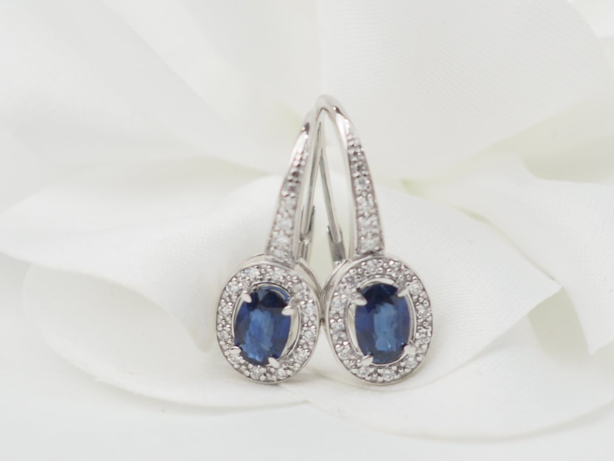 Boucles d'oreilles dormeuses en or blanc, saphir et diamants - Castafiore