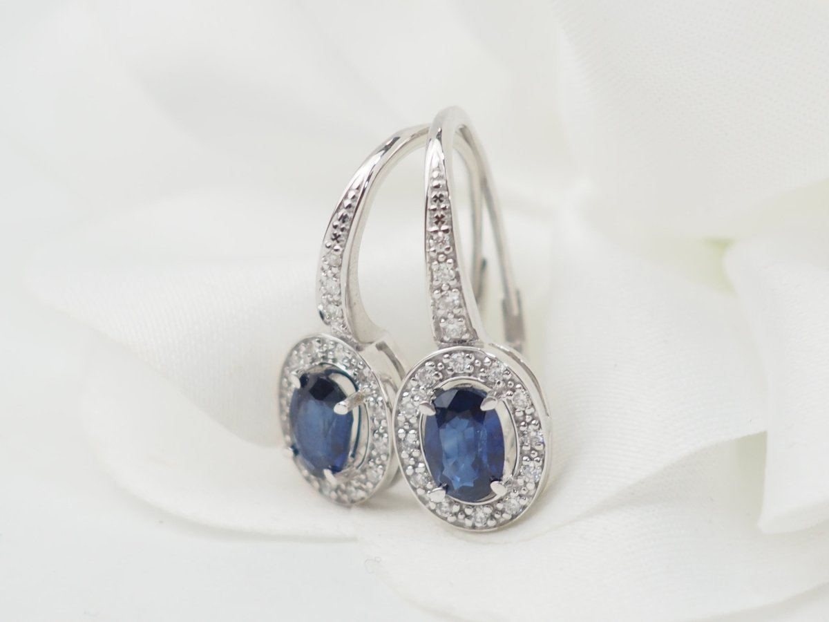 Boucles d'oreilles dormeuses en or blanc, saphir et diamants - Castafiore