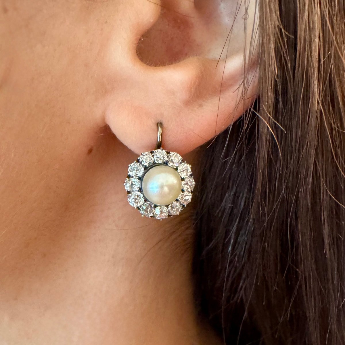 Boucles d'oreilles Dormeuses en or jaune, argent, perles et diamants - Castafiore