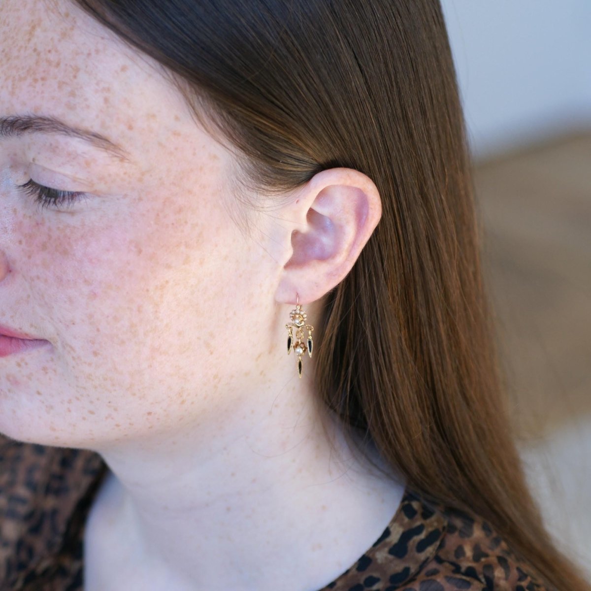 Boucles d'oreilles Dormeuses en or jaune, émail et perles - Castafiore