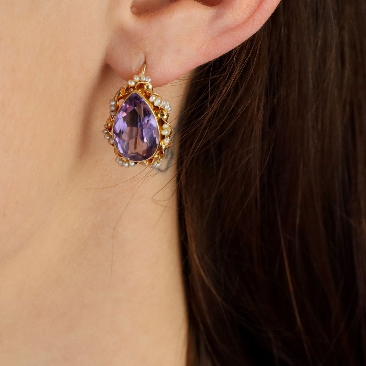 Boucles d'oreilles dormeuses en or jaune et améthyste - Castafiore