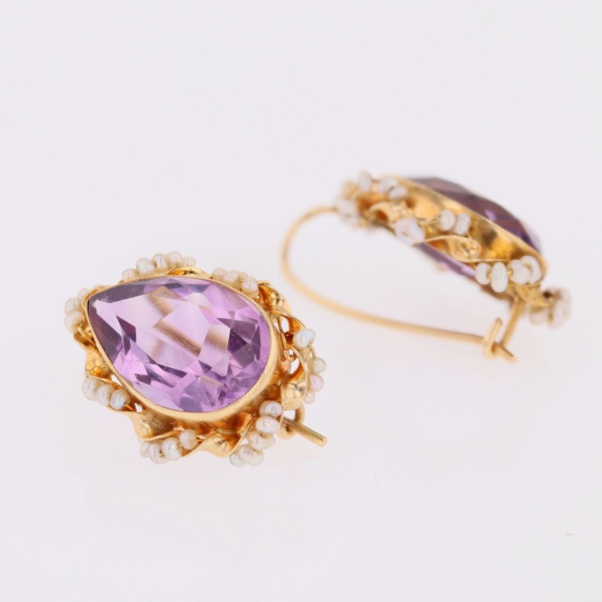 Boucles d'oreilles dormeuses en or jaune et améthyste - Castafiore