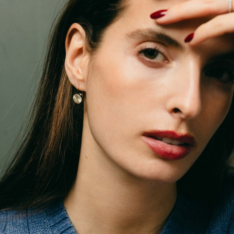 Boucles d'oreilles dormeuses en or jaune et diamants