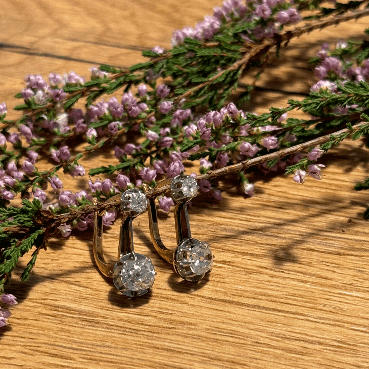 Boucles d'oreilles dormeuses en or jaune et platine avec diamants taille ancienne - Castafiore