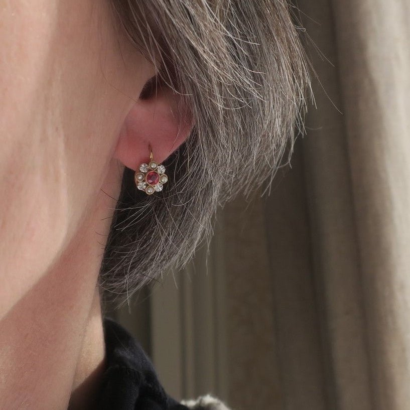 Boucles d’oreilles Dormeuses en or jaune, or banc, rubis, et perles - Castafiore