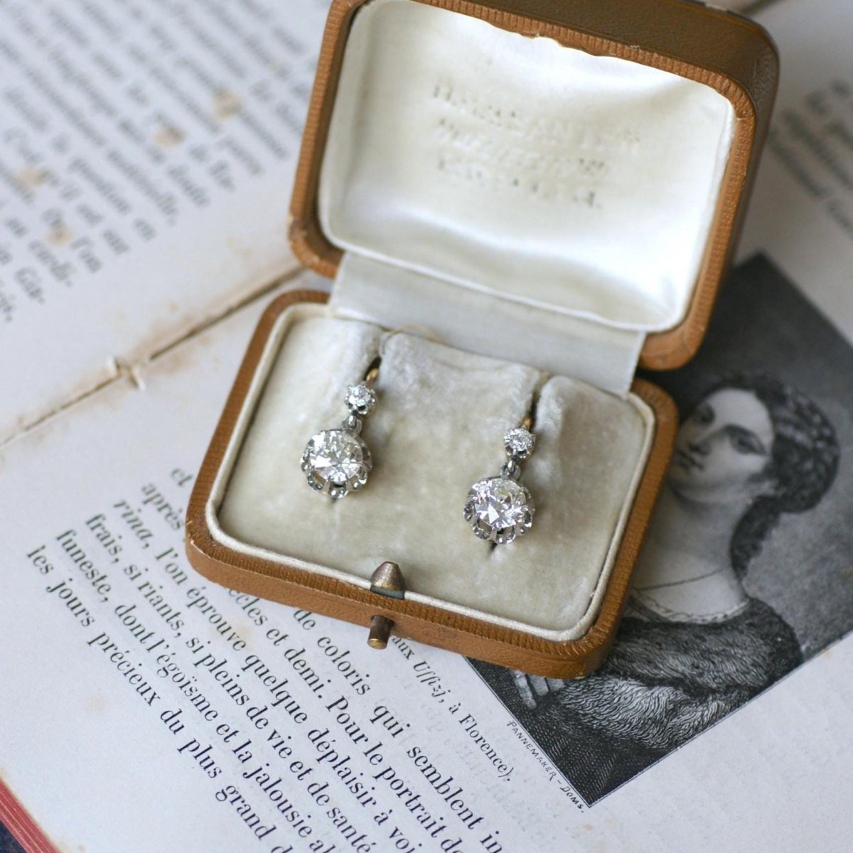 Boucles d'oreilles Dormeuses en or jaune, platine, et diamants - Castafiore