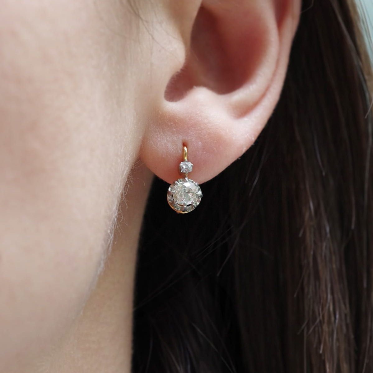 Boucles d'oreilles Dormeuses en or jaune, platine et diamants - Castafiore