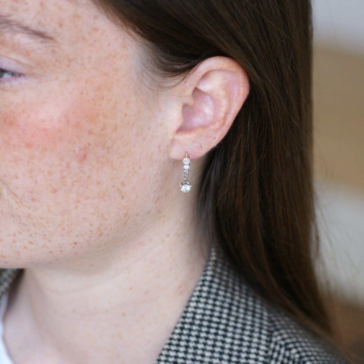 Boucles d'oreilles Dormeuses en or jaune, platine et diamants - Castafiore