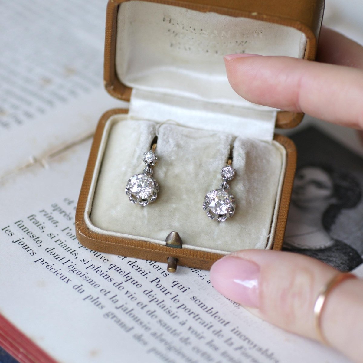 Boucles d'oreilles Dormeuses en or jaune, platine, et diamants - Castafiore