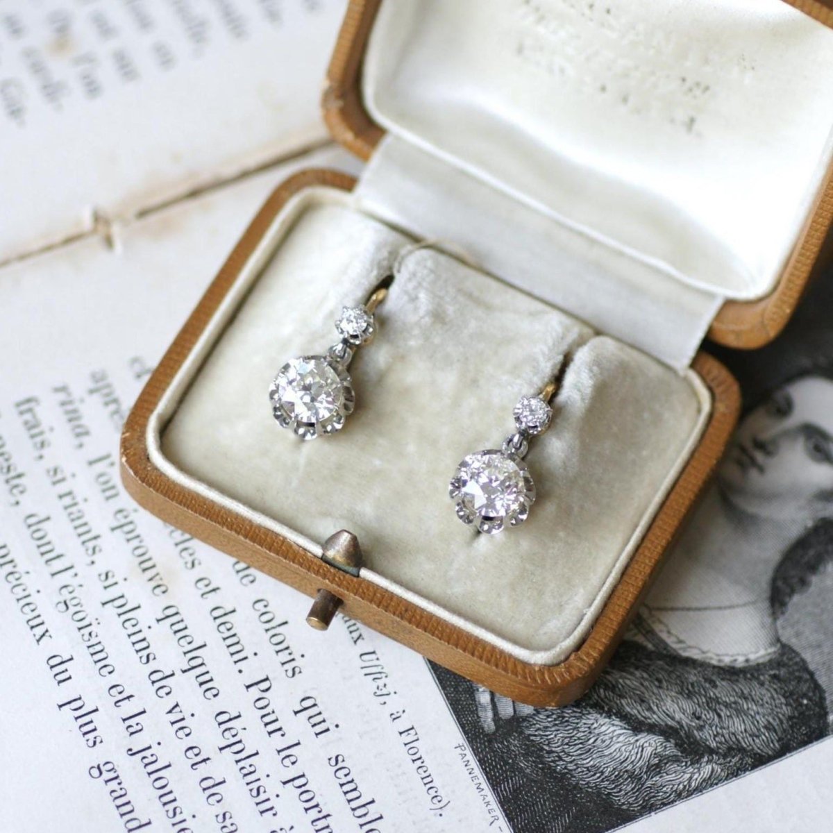 Boucles d'oreilles Dormeuses en or jaune, platine, et diamants - Castafiore