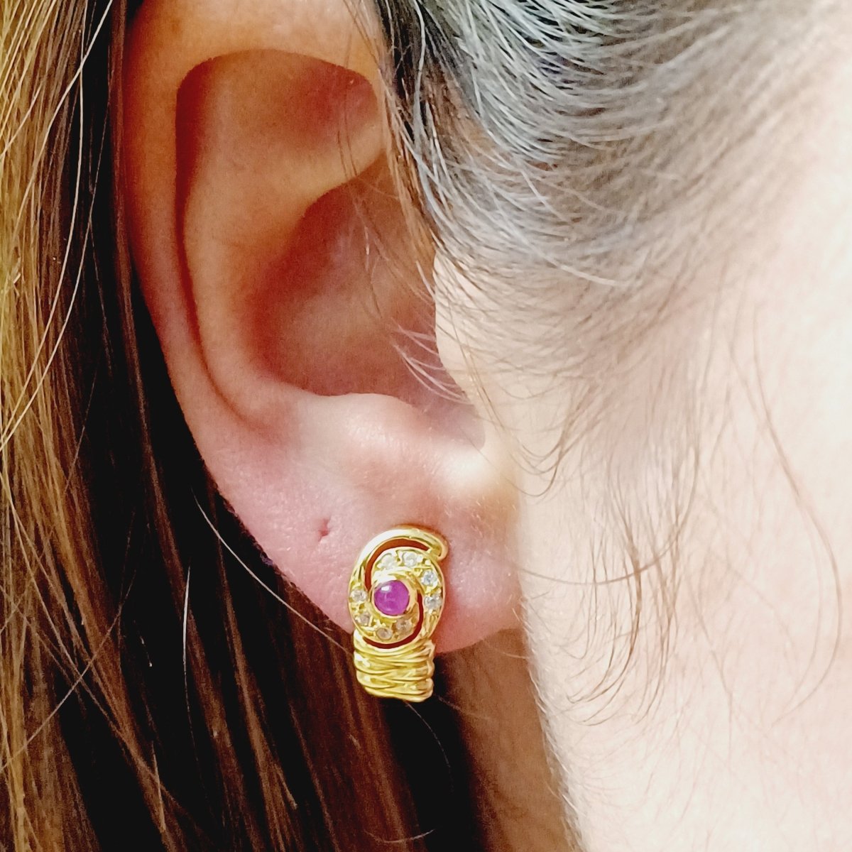 Boucles d'oreilles Dormeuses en or jaune, rubis et diamatns - Castafiore