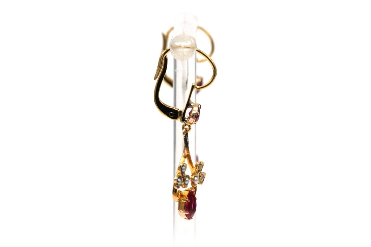 Boucles d'oreilles Dormeuses en or jaune, rubis et perles - Castafiore