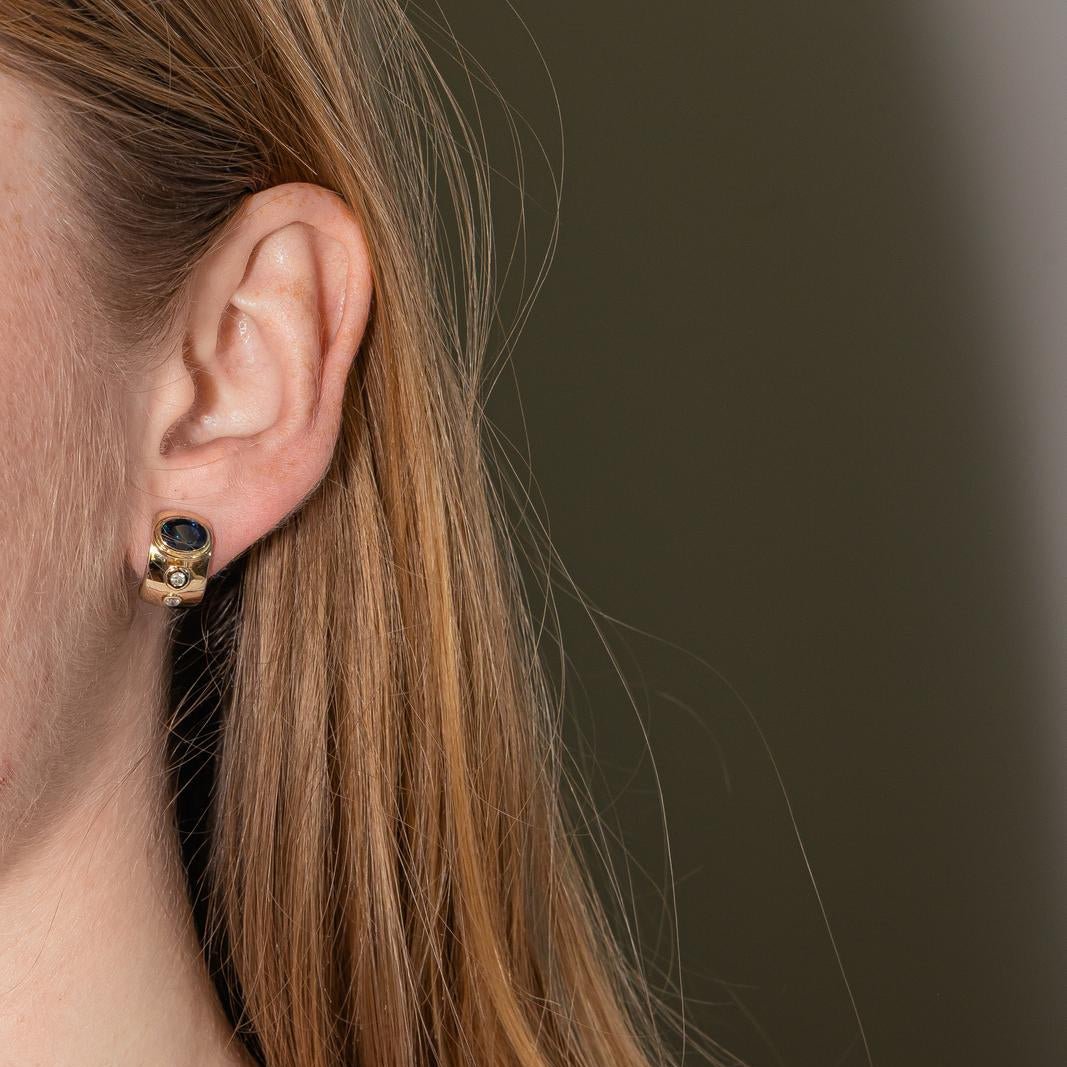 Boucles d'oreilles Dormeuses en or jaune, saphirs et diamants - Castafiore