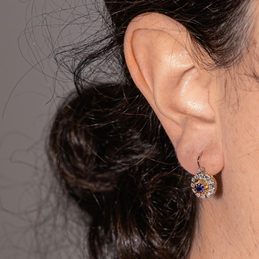 Boucles d'oreilles Dormeuses en or rose, platine, saphirs et diamants - Castafiore