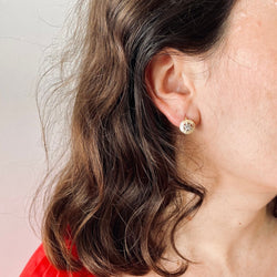 Boucles d'oreilles Dormeuses or jaune guilloché et diamants - Castafiore