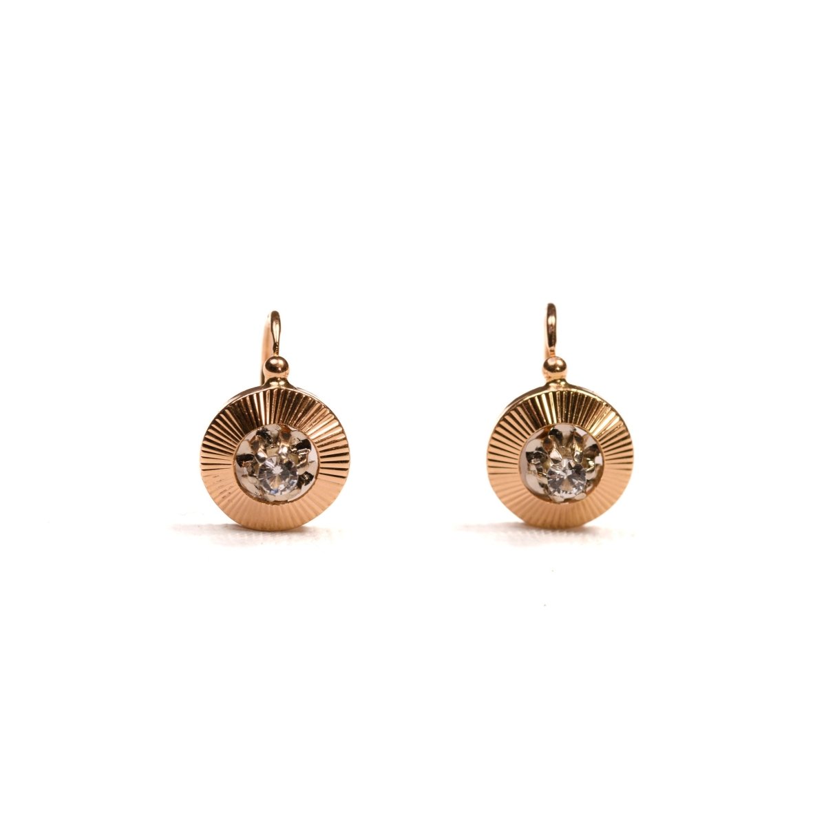 Boucles d'oreilles Dormeuses or jaune guilloché et diamants - Castafiore