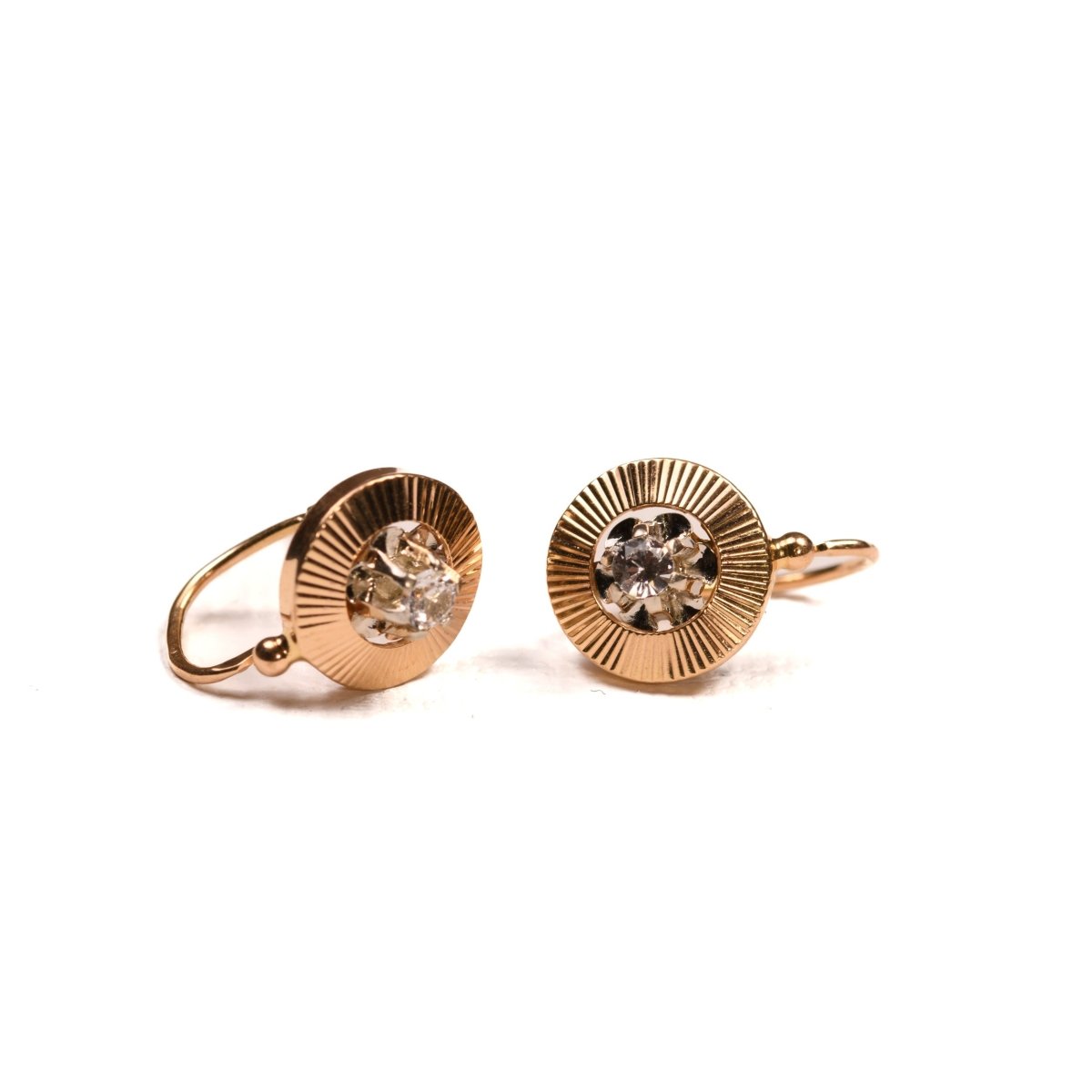 Boucles d'oreilles Dormeuses or jaune guilloché et diamants - Castafiore