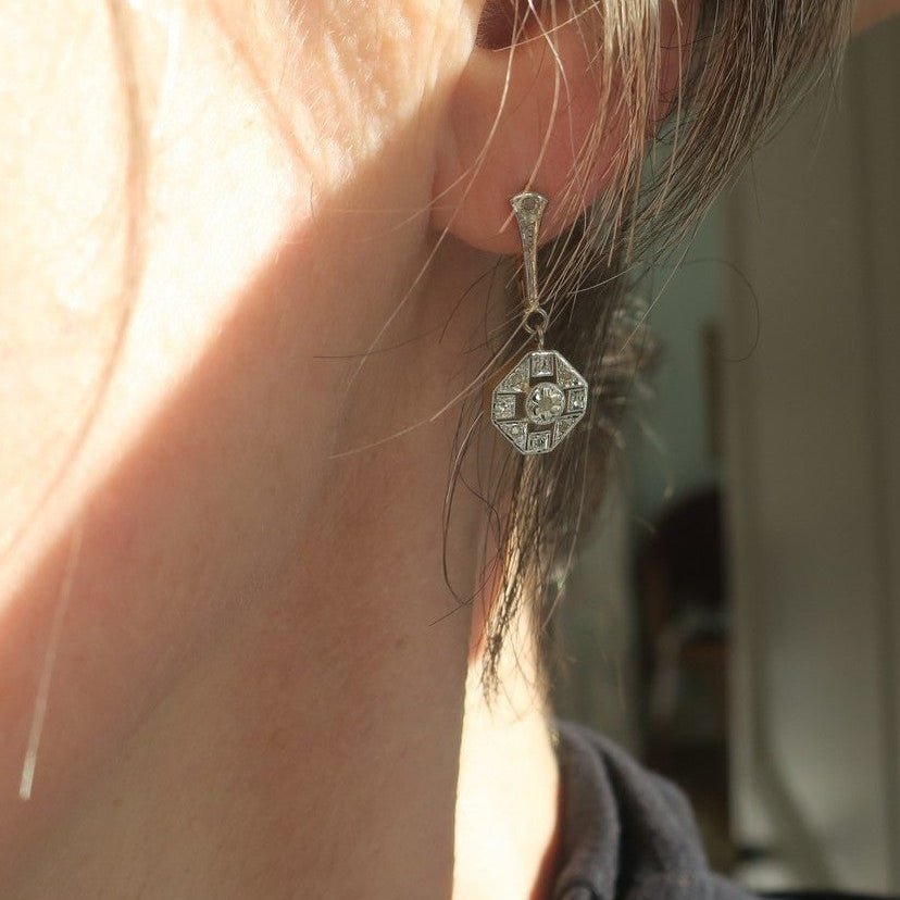 Boucles d’oreilles Dormeuses Pendantes en or jaune, platine, et diamants - Castafiore