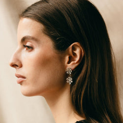 Boucles d'oreilles Double fleurs en or blanc et diamants - Castafiore