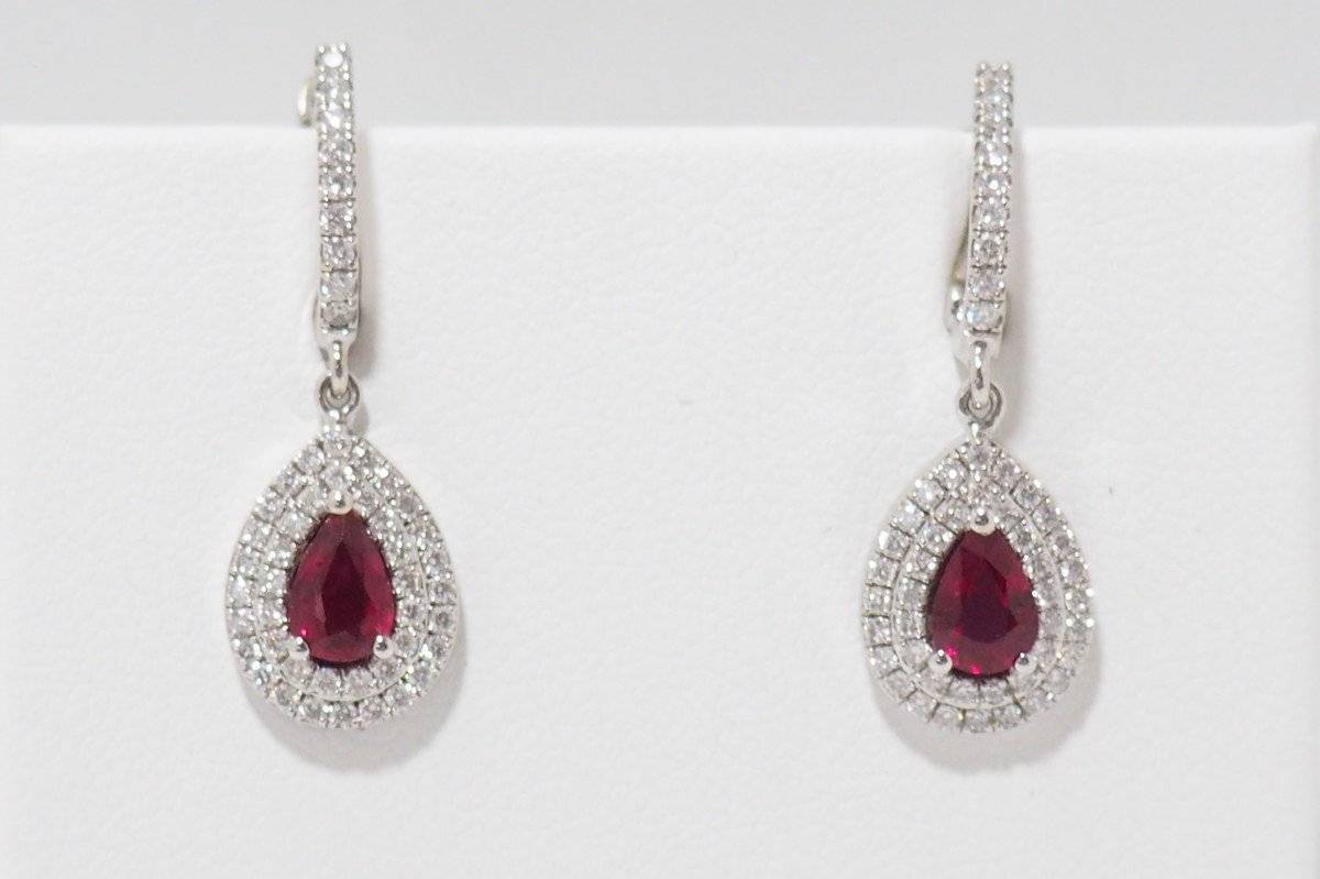 Boucles d'oreilles en or blanc, rubis poire et diamants - Castafiore