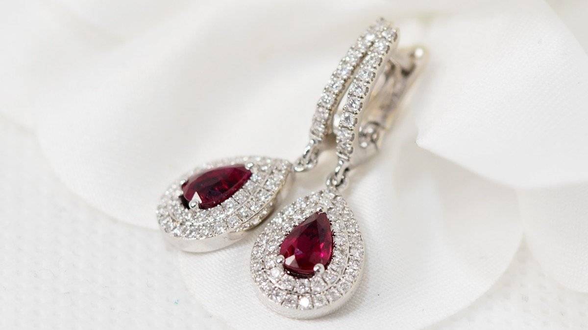 Boucles d'oreilles en or blanc, rubis poire et diamants - Castafiore