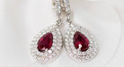 Boucles d'oreilles en or blanc, rubis poire et diamants - Castafiore