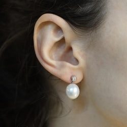 Boucles d'oreilles en or gris 18 Cts avec diamants brillants et perles vers 1990. - Castafiore