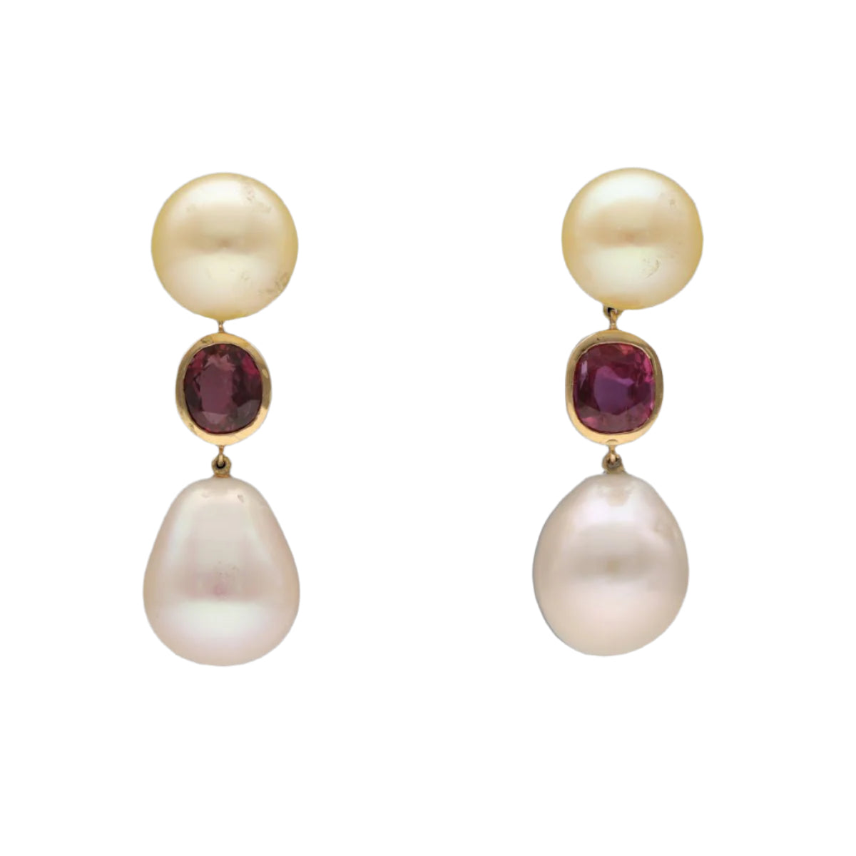 Boucles d'oreilles en or jaune 18 Cts avec Rubis et perles vers 1990. - Castafiore