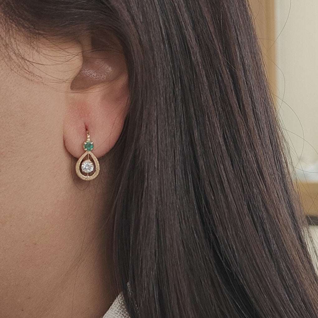 Boucles d'oreilles en or jaune, émeraudes et diamants - Castafiore