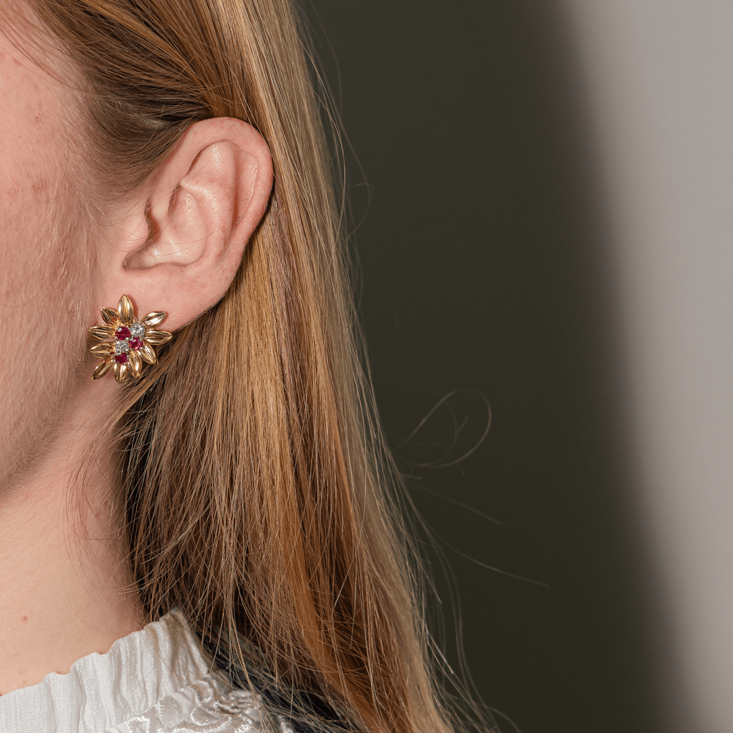 Boucles d'oreilles en or jaune, platine, rubis et diamants - Castafiore