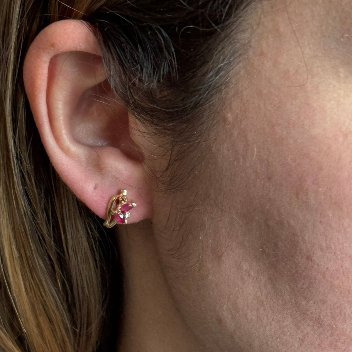 Boucles d'oreilles en or jaune, rubis et diamants - Castafiore