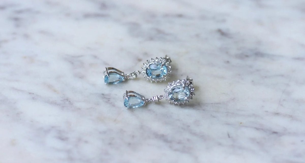 Boucles d'oreilles Gouttes Topaze Bleue et Diamant sur Or Blanc - Castafiore