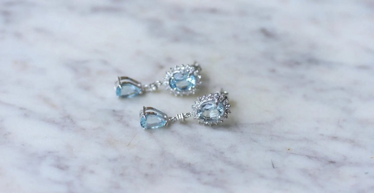 Boucles d'oreilles Gouttes Topaze Bleue et Diamant sur Or Blanc - Castafiore