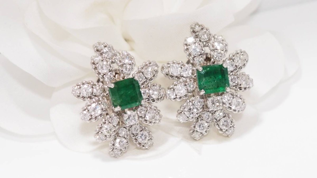 Boucles d'oreilles importantes en or blanc émeraudes et diamants