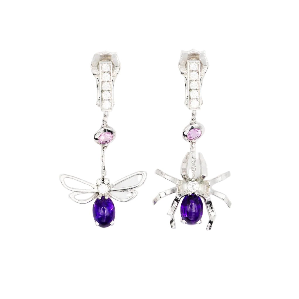 Boucles d'oreilles Pendantes CHAUMET "Arrêtes moi si tu m'aimes" en or blanc, améthyste, saphirs et diamants - Castafiore