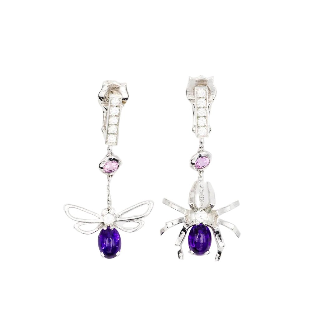Boucles d'oreilles Pendantes CHAUMET "Arrêtes moi si tu m'aimes" en or blanc, améthyste, saphirs et diamants - Castafiore