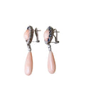 Boucles d'oreilles pendantes en or blanc, corail peau d'ange, saphirs et diamants - Castafiore